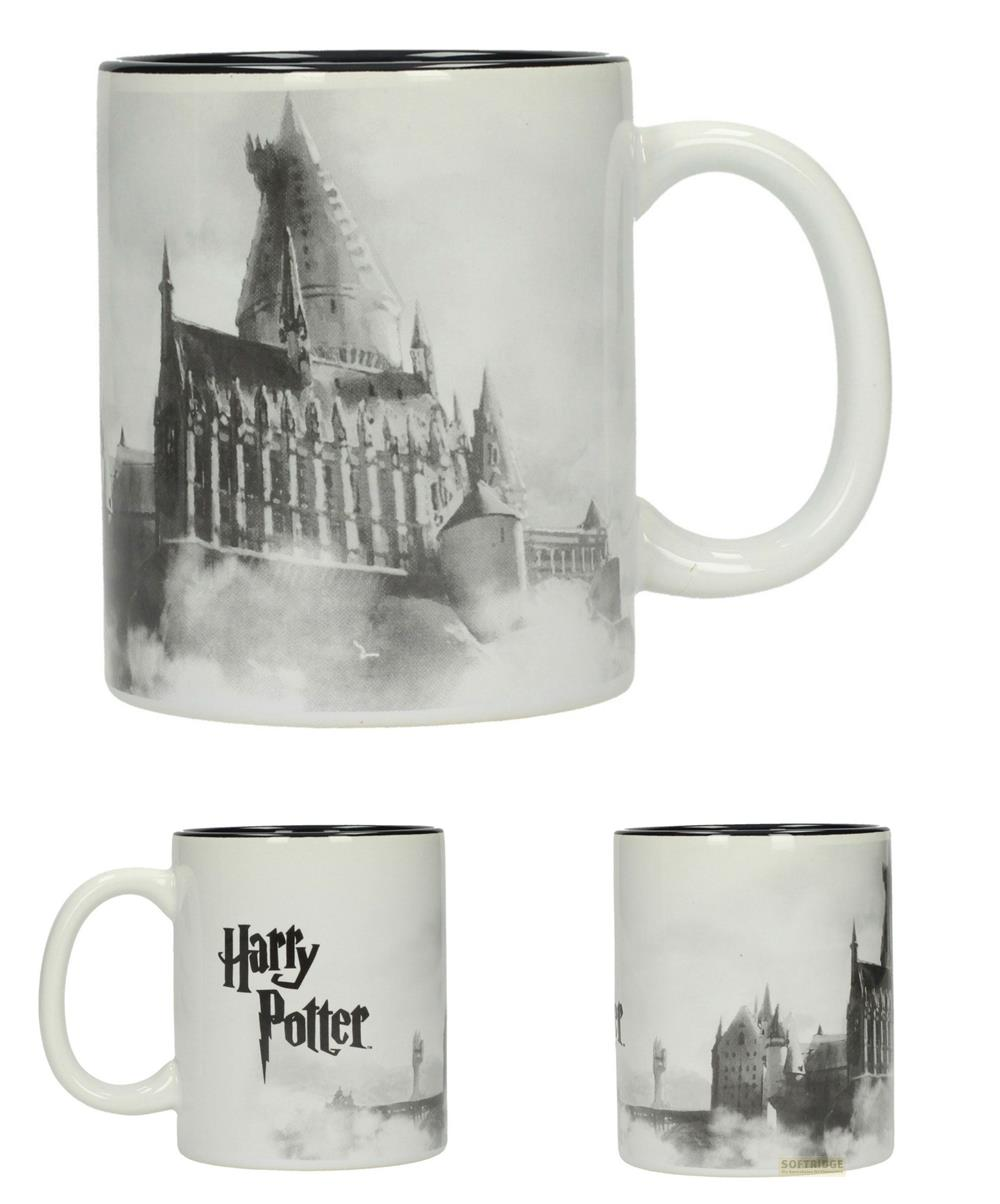 Eine Harry Potter Tasse mit Hogwarts-Schloss-Motiv und Rauch. Schwarz-weiße Grafik.