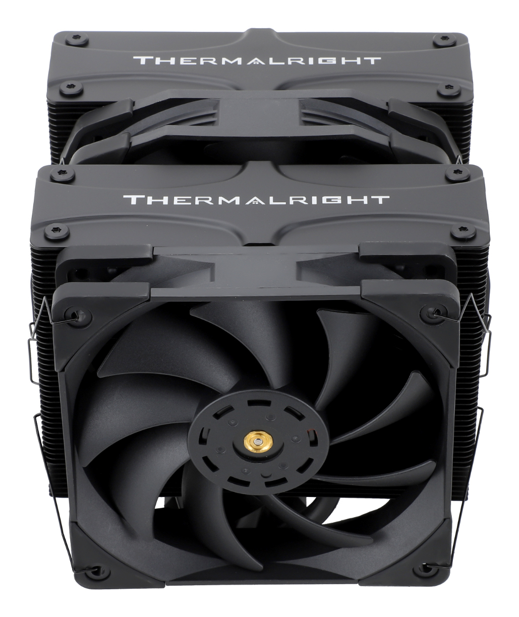 Un refroidisseur CPU Thermalright noir avec deux ventilateurs et dissipateurs sur fond blanc.