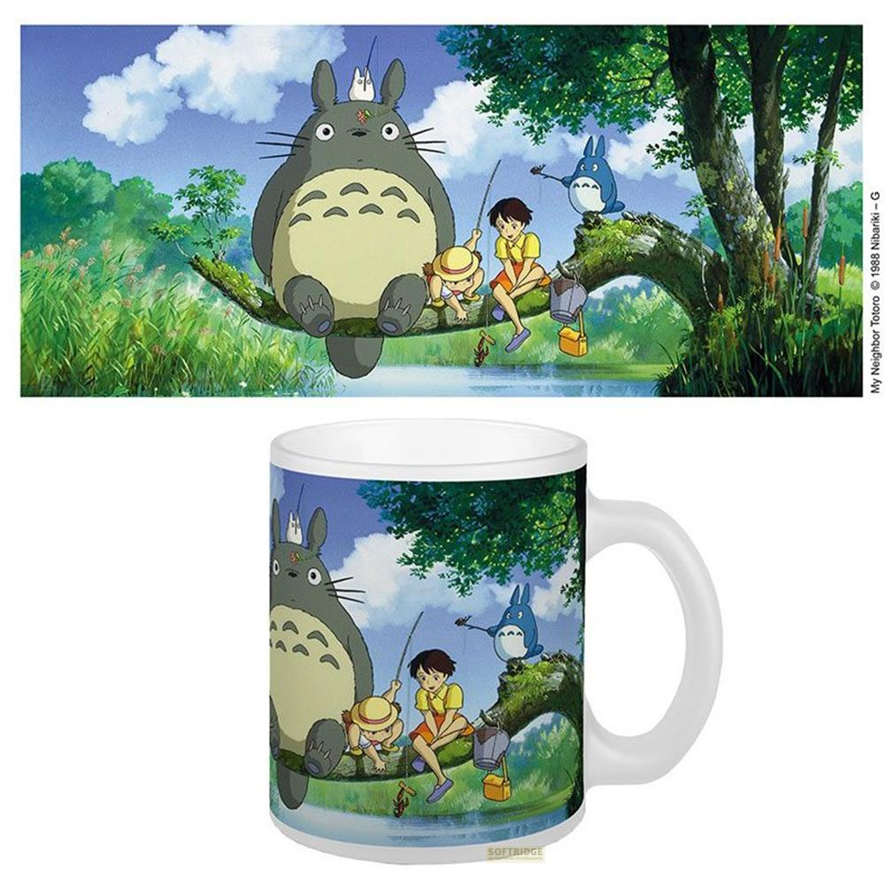 Totoro, Satsuki und Mei angeln auf einem Ast über Wasser, im Hintergrund Bäume und Wolken.