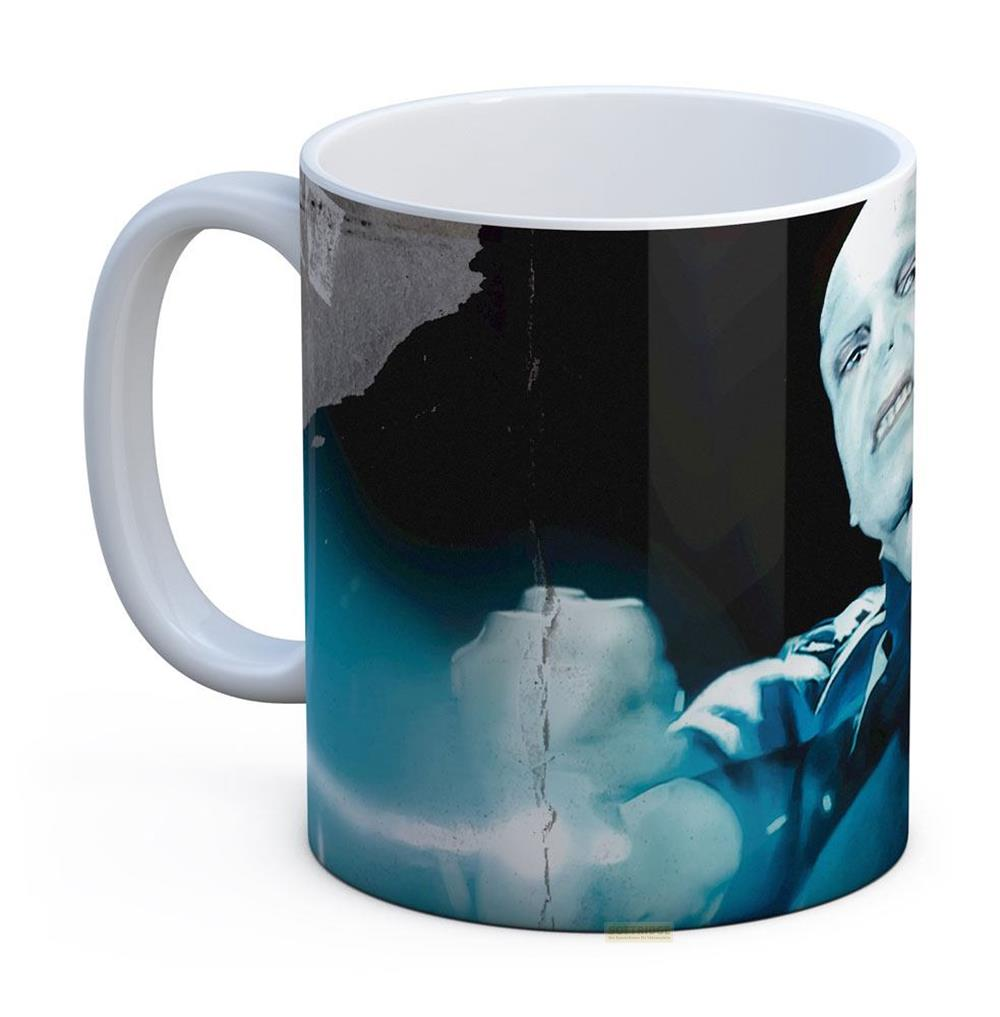 Eine weiße Tasse mit einem blauen Bild eines kopflosen Mannes.