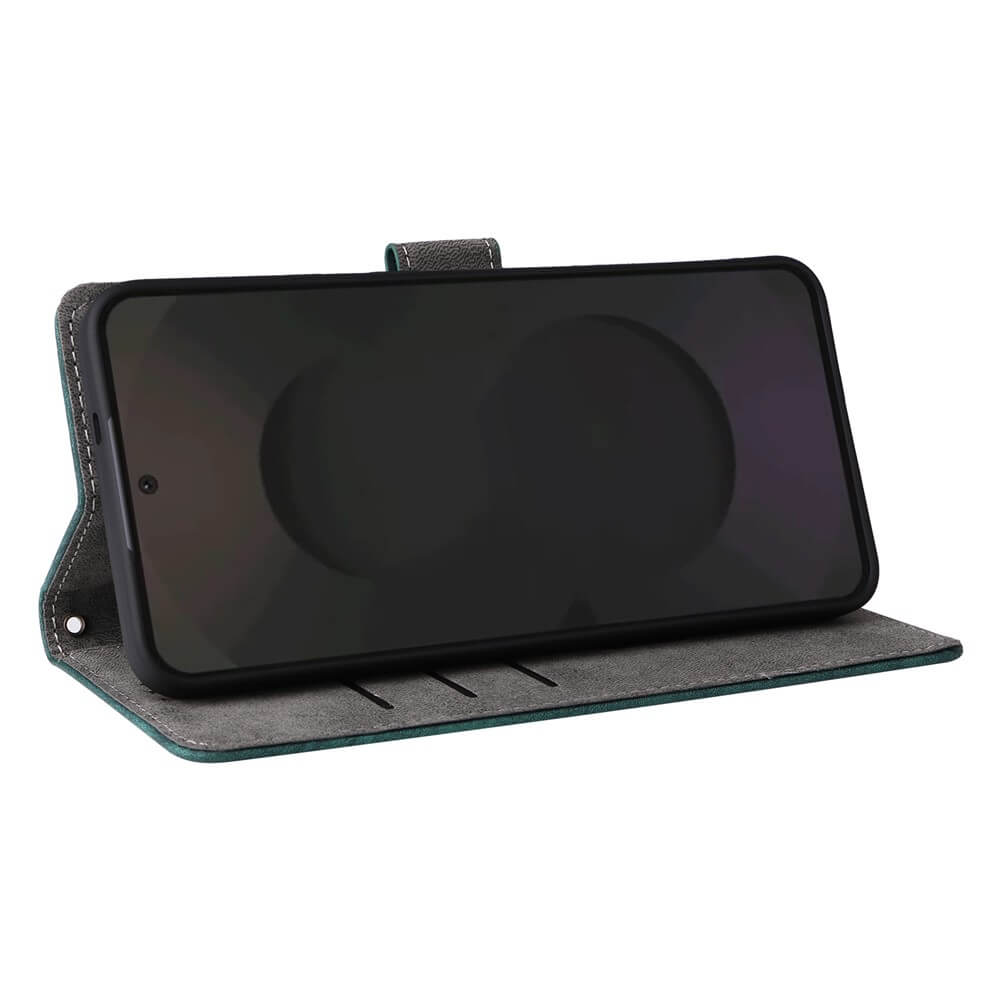 Uno smartphone in una custodia verde scuro a flip, su sfondo bianco.