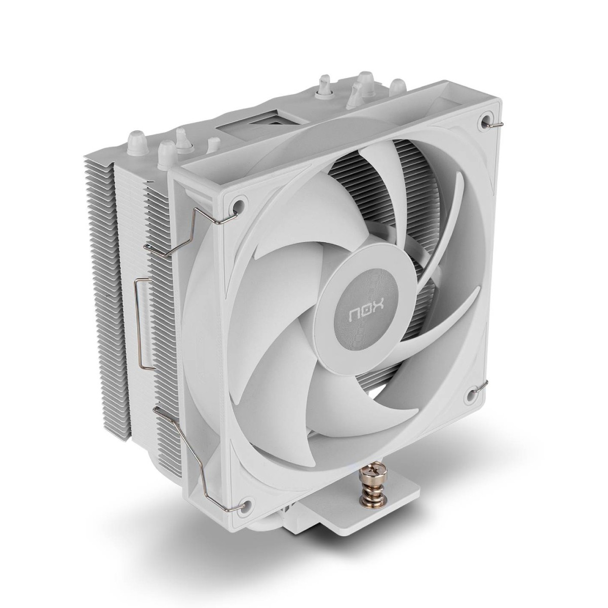 Een witte CPU-koeler met ventilator op witte achtergrond.