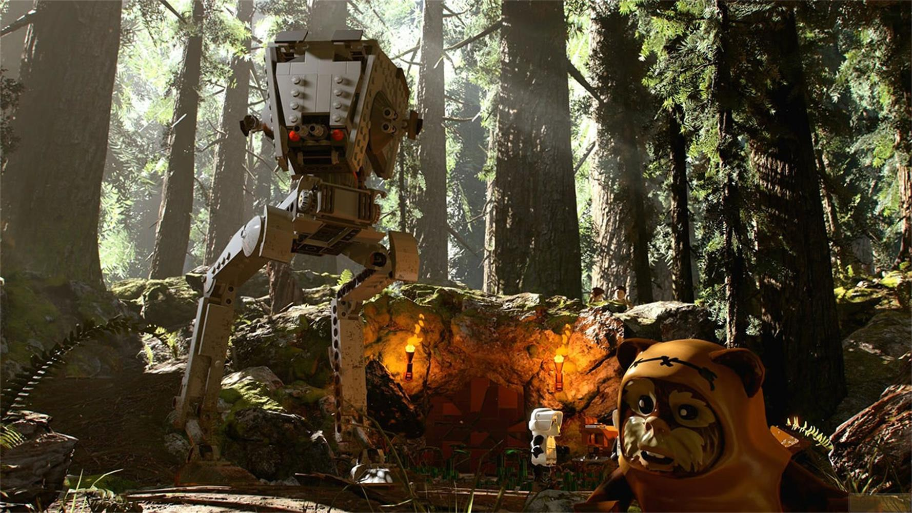 Un marcheur Lego se tient dans une forêt près d'une grotte avec des torches allumées.