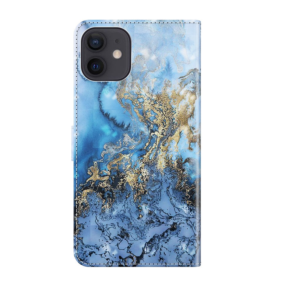 Una cover per telefono blu con motivo marmorizzato e accenti dorati.