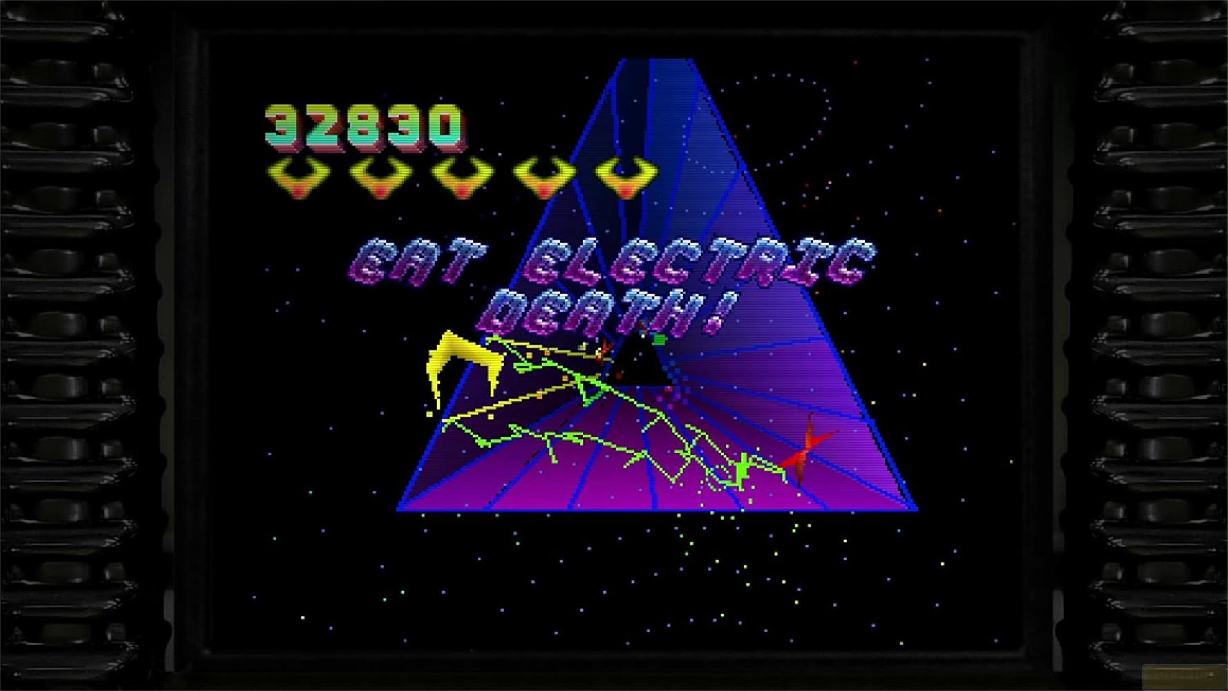 Schermo di videogioco retrò mostra punteggio 32830 e testo 'EAT ELECTRIC DEATH!'.