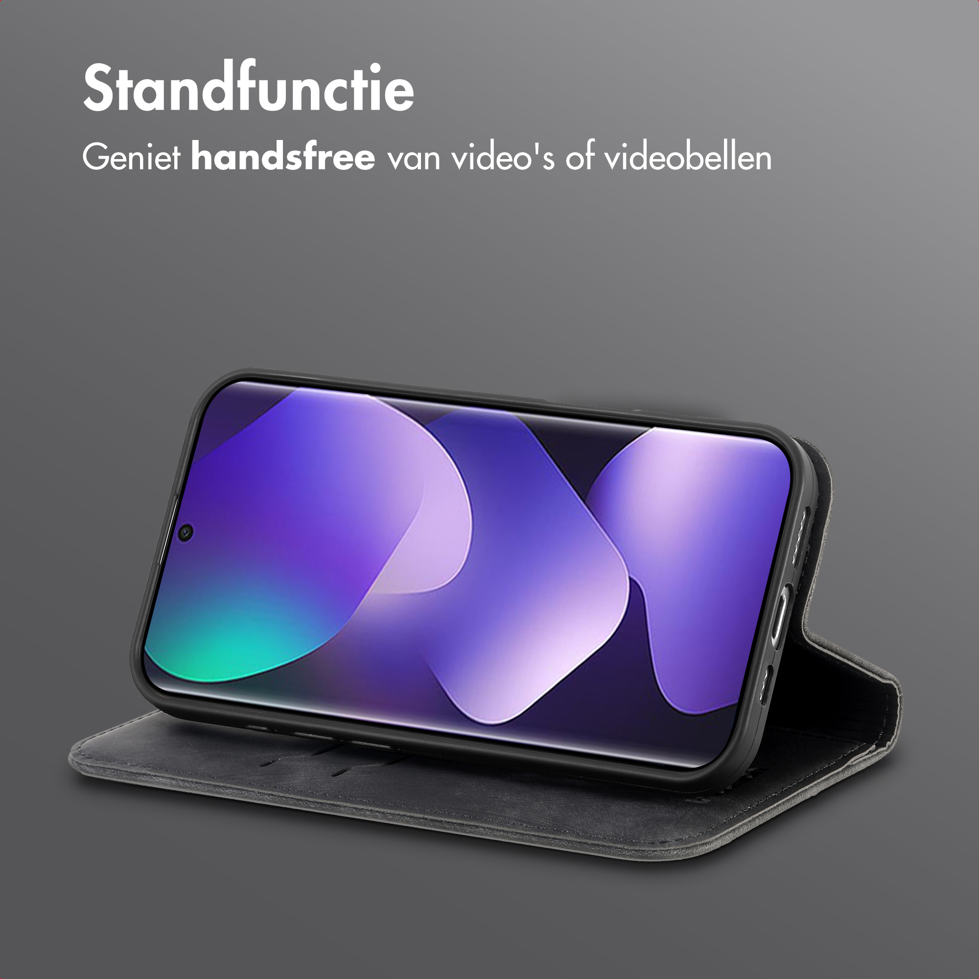 Un téléphone noir ouvert dans un étui style livre. L'écran affiche un motif violet.
