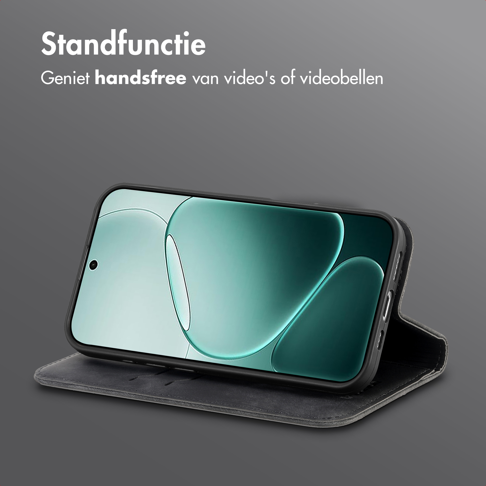 Een smartphone in een zwarte hoes, rechtop voor video's.