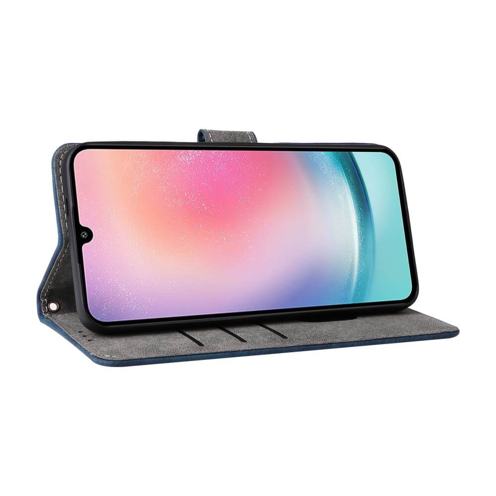 Uno smartphone in cover blu con fronte grigio giace su bianco. Lo schermo è acceso.