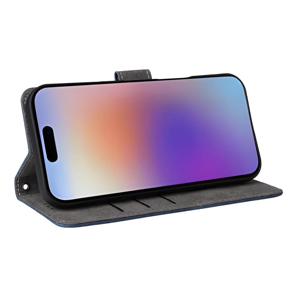 Uno smartphone in una custodia blu a flip con schermo sfumato.