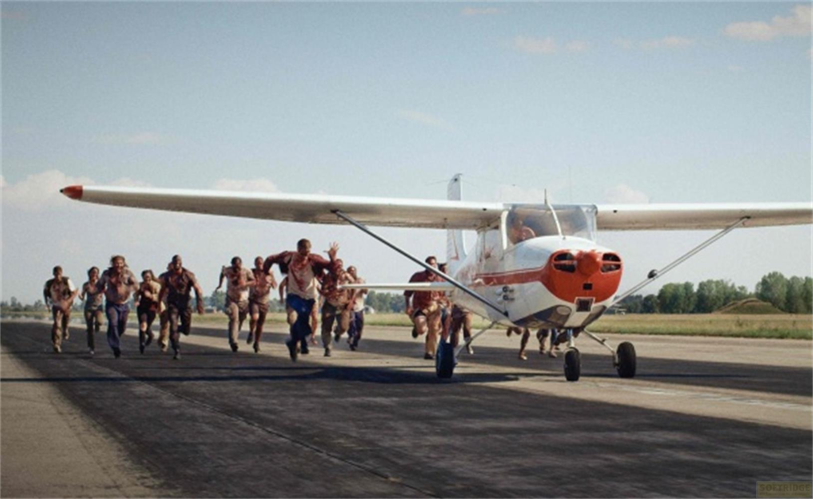 Gli zombie corrono lungo una pista verso un piccolo aereo.