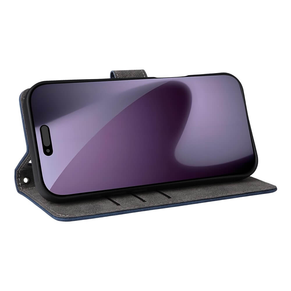 Uno smartphone in una custodia a libro blu e grigia su sfondo bianco.