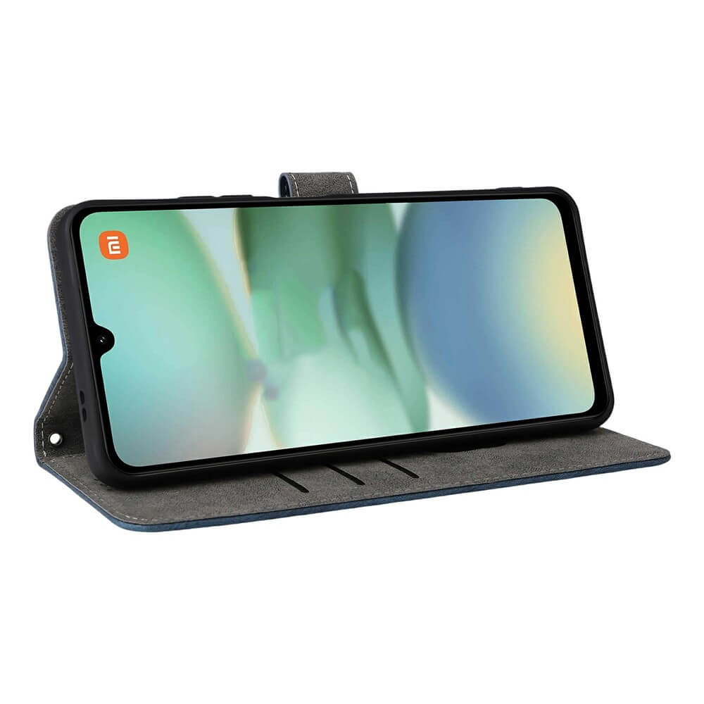 Uno smartphone in una custodia blu con supporto grigio. Il display mostra il logo Mi.