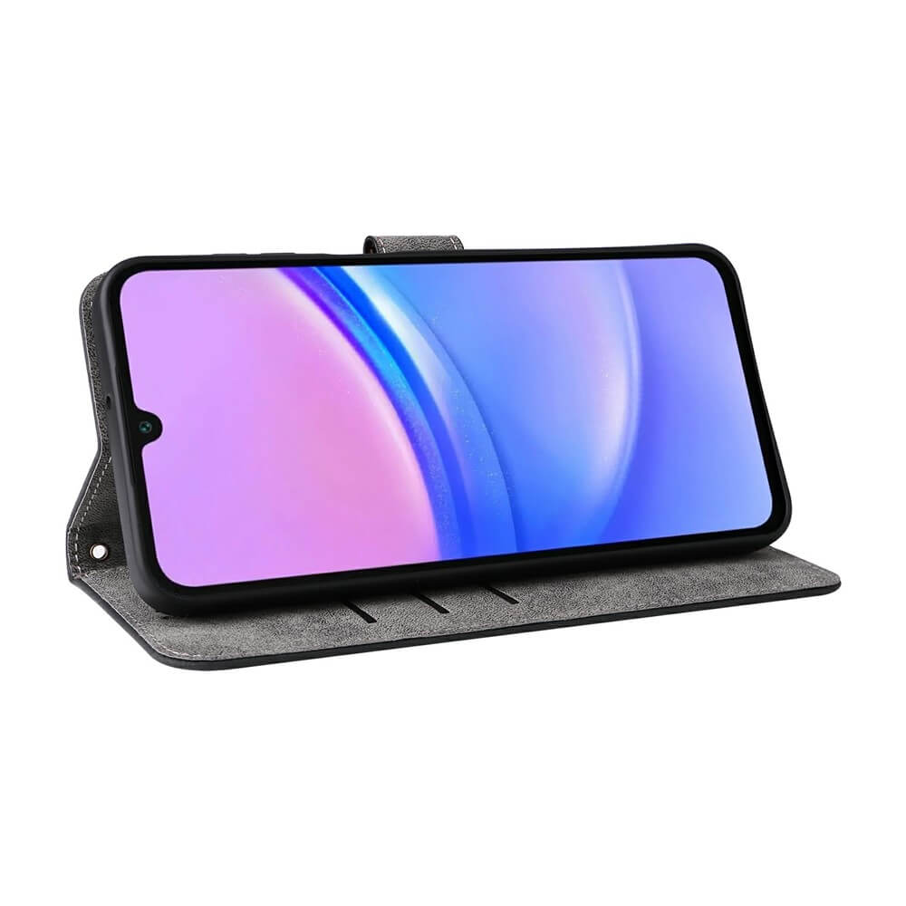 Smartphone grigio in una custodia aperta con uno sfondo colorato.
