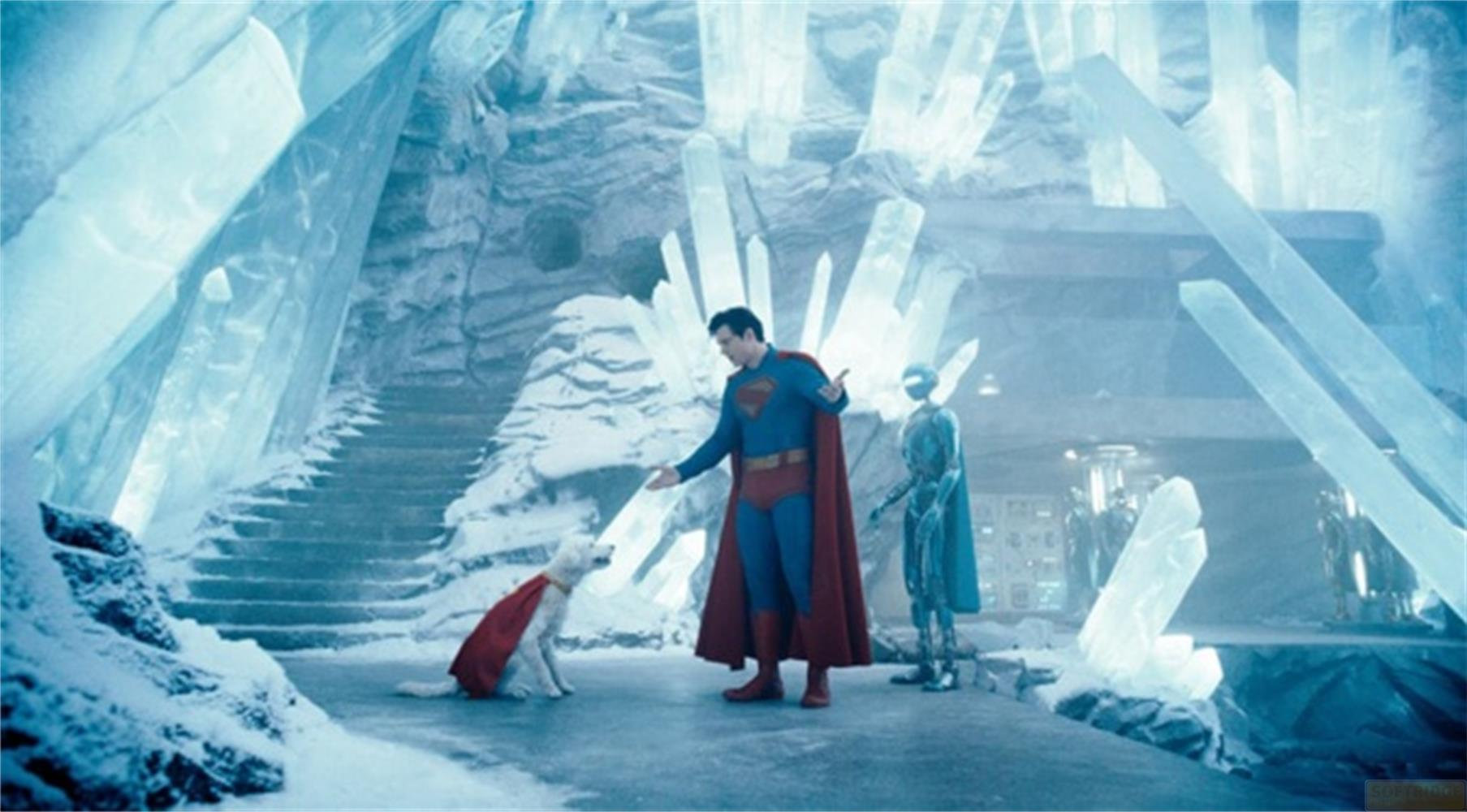 Superman, ein Hund und ein Roboter stehen in einer eisigen Höhle voller Kristalle.