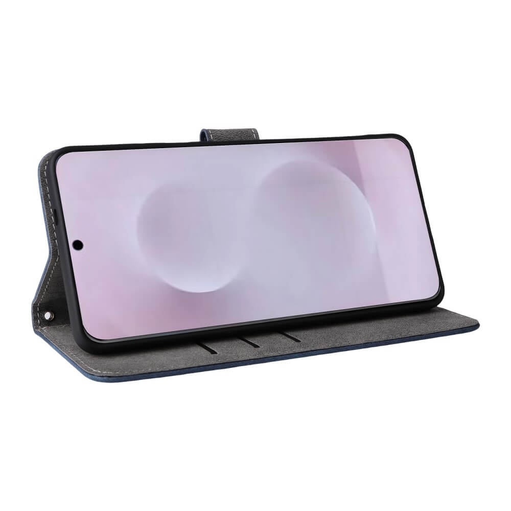 Uno smartphone in una custodia in pelle blu, aperta, su sfondo bianco.