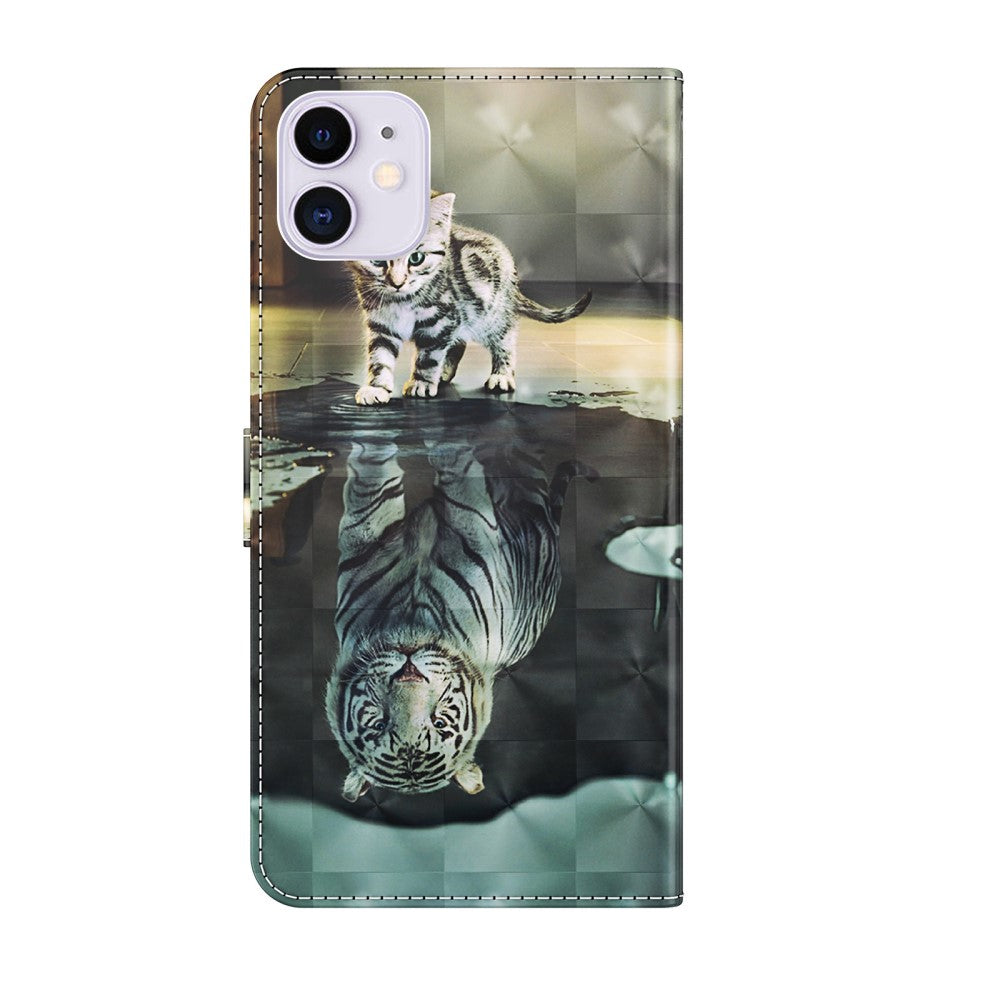 Un gatto in piedi nell'acqua si riflette come una tigre.