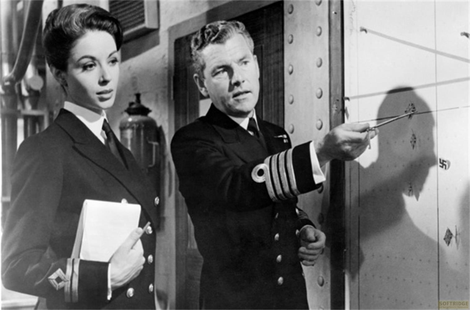 Mann und Frau in Uniform vor einer Karte mit Markierungen und Hakenkreuzen.