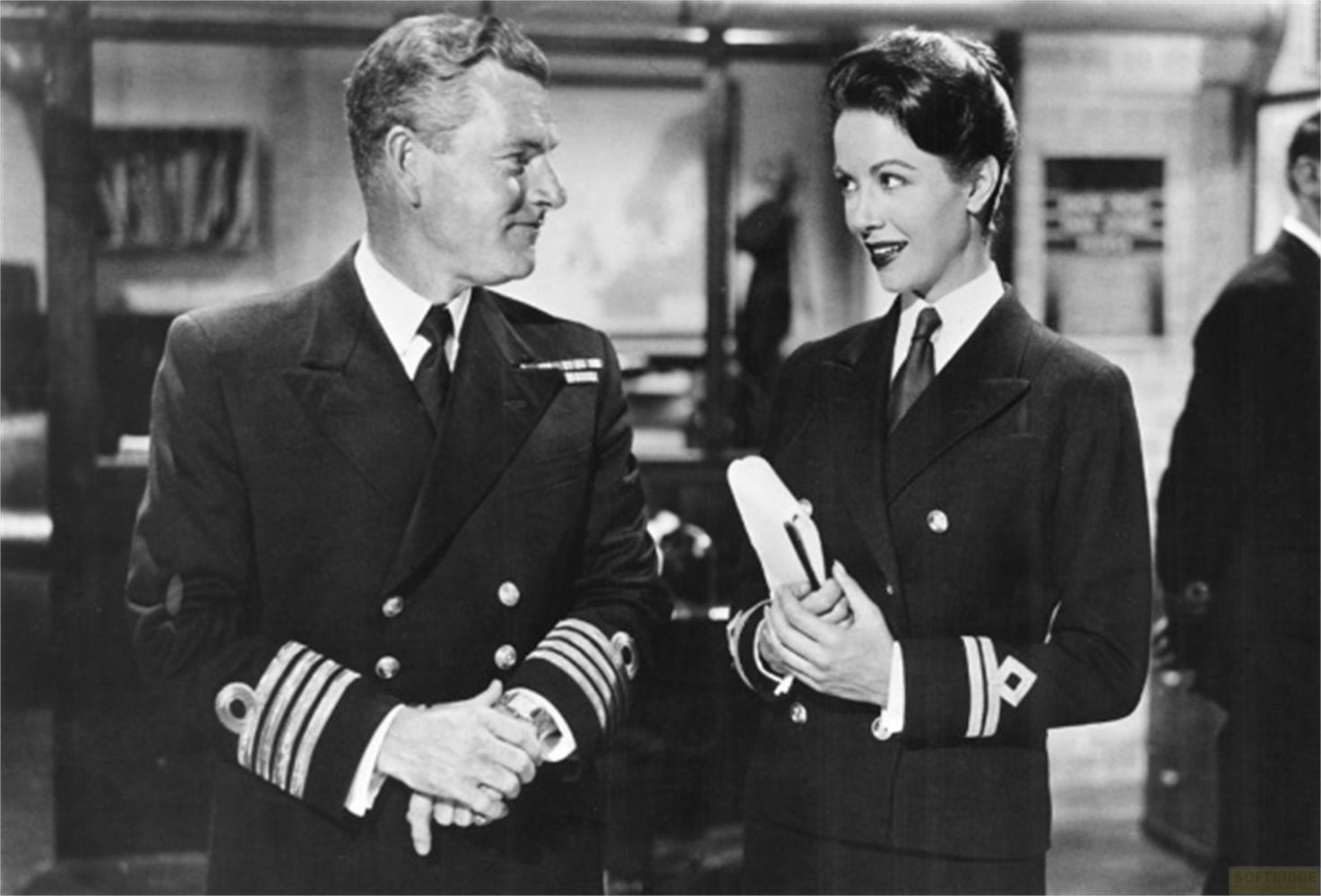 Mann und Frau in Marineuniformen schauen sich an.