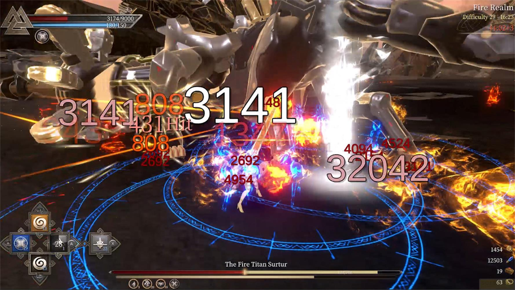 I giocatori combattono un grande boss meccanico in un'arena infuocata con numeri di danno.