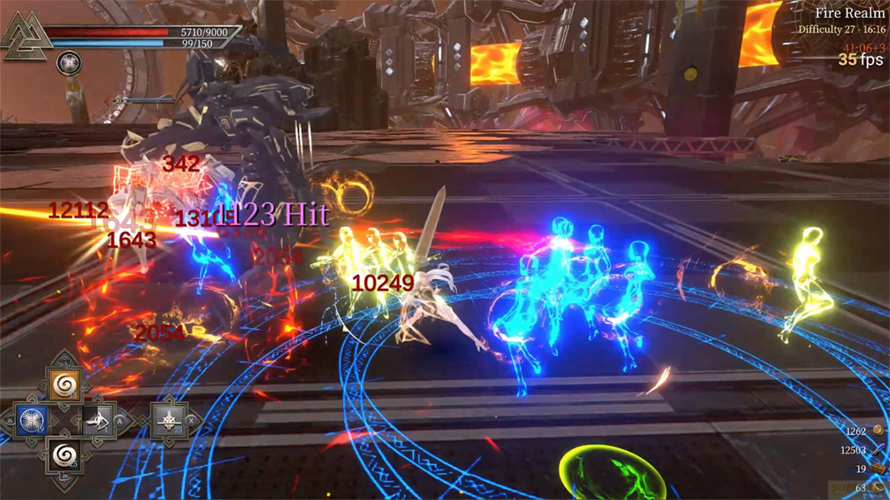 Battaglia con figure luminose in un'arena futuristica con molti numeri di danno.