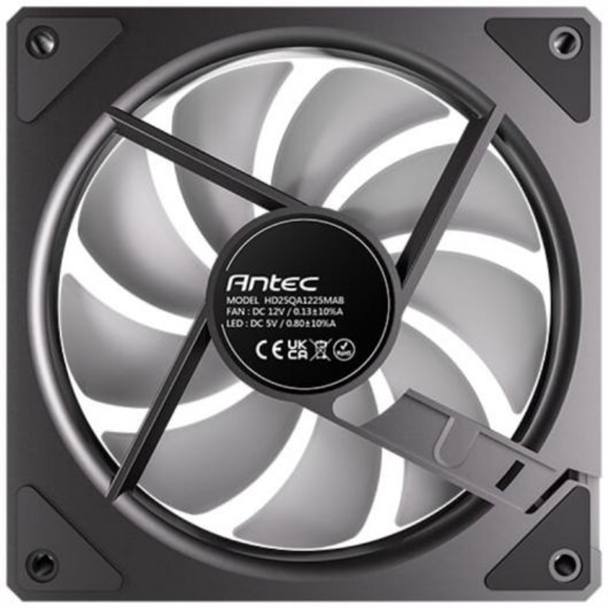 Un ventilador de computadora negro con aspas blancas y una pegatina negra en el centro.