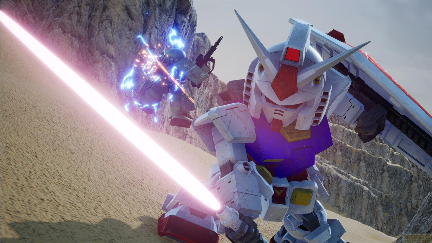Un Gundam bianco e blu combatte un altro in un paesaggio desertico con una spada laser.