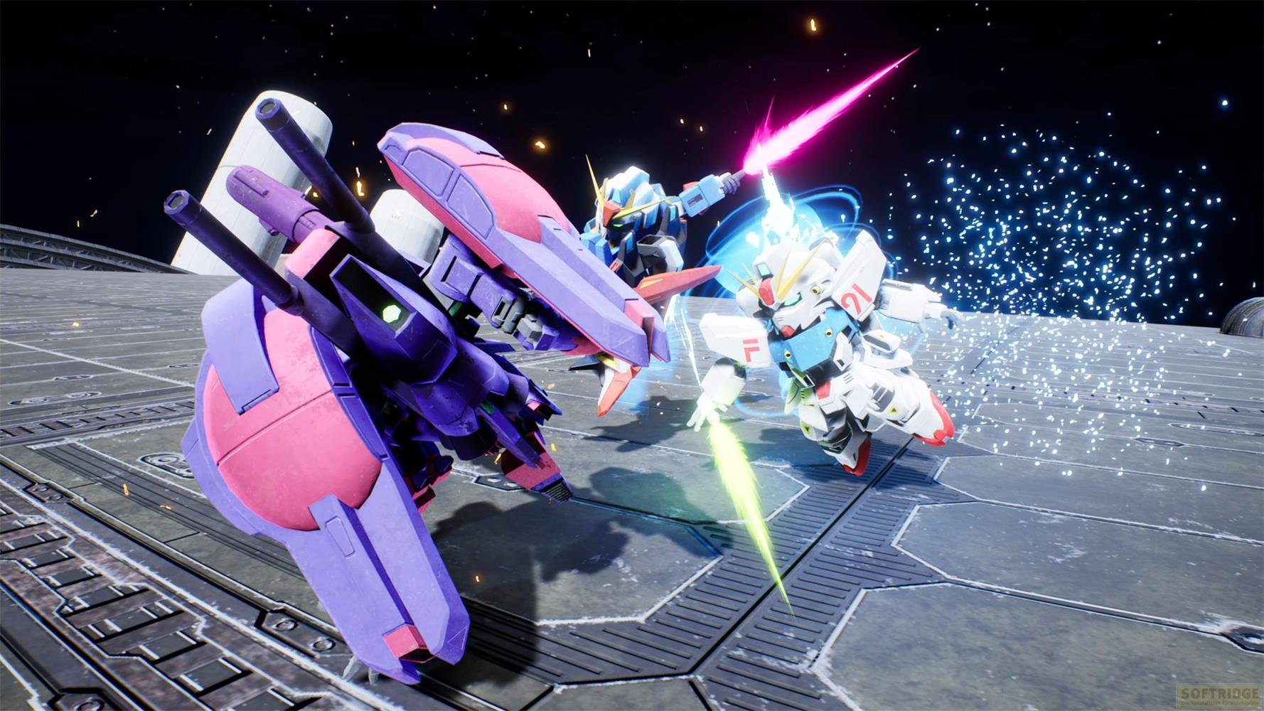 Tre mech combattono su una piattaforma metallica nello spazio. Uno è viola/rosa, altri bianco/blu e blu/rosso.