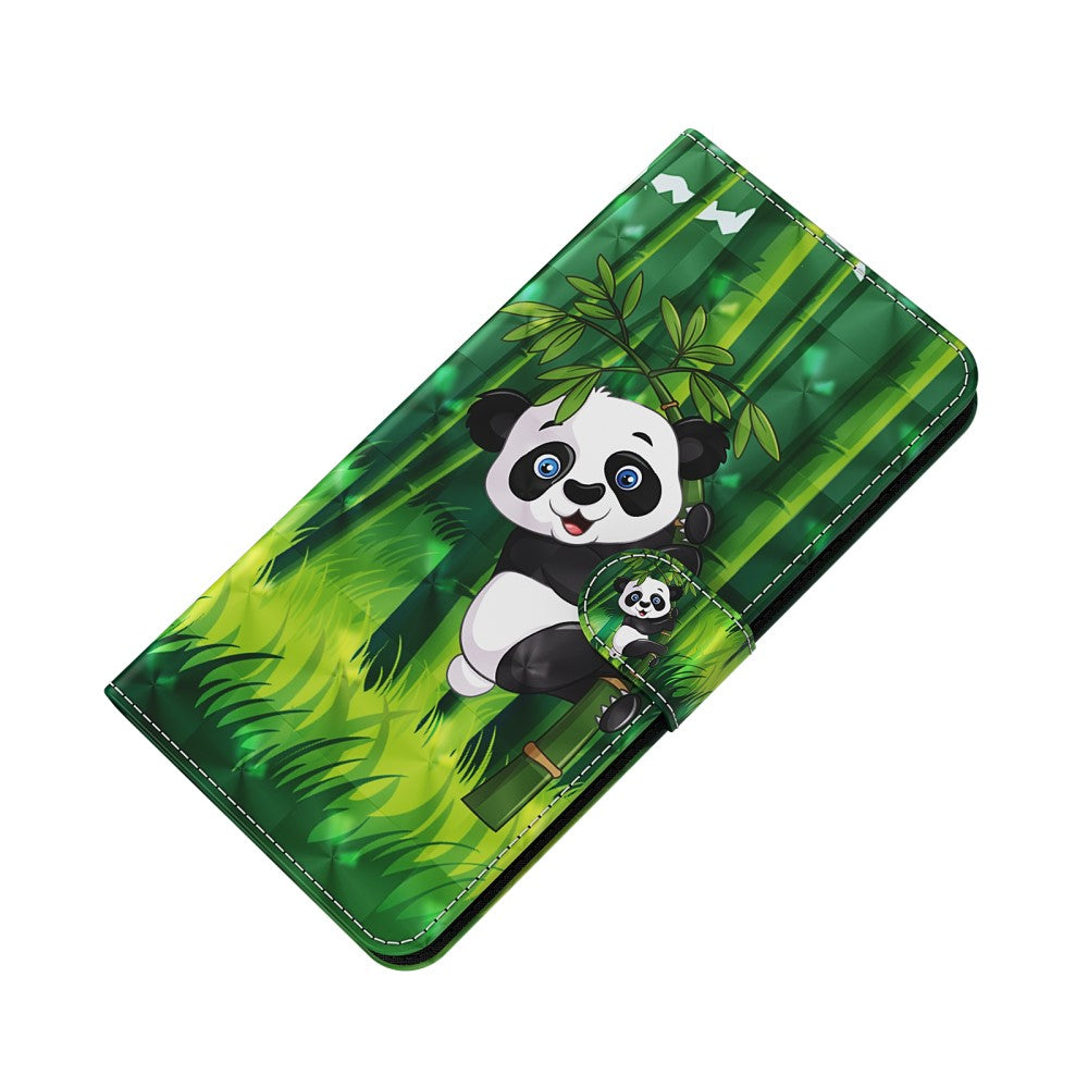Custodia per telefono con panda che si aggrappano al bambù in una foresta di bambù verde.