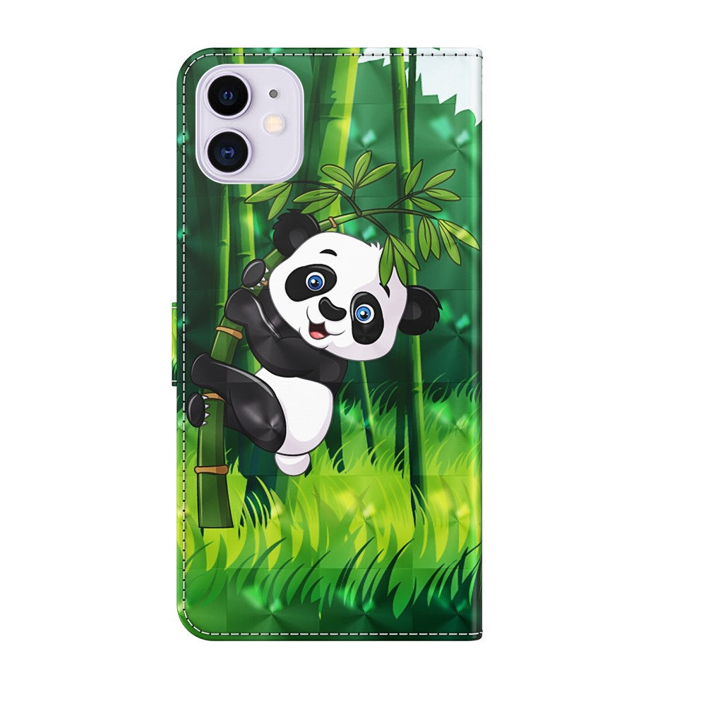 Un panda si arrampica su un fusto di bambù in una foresta di bambù.