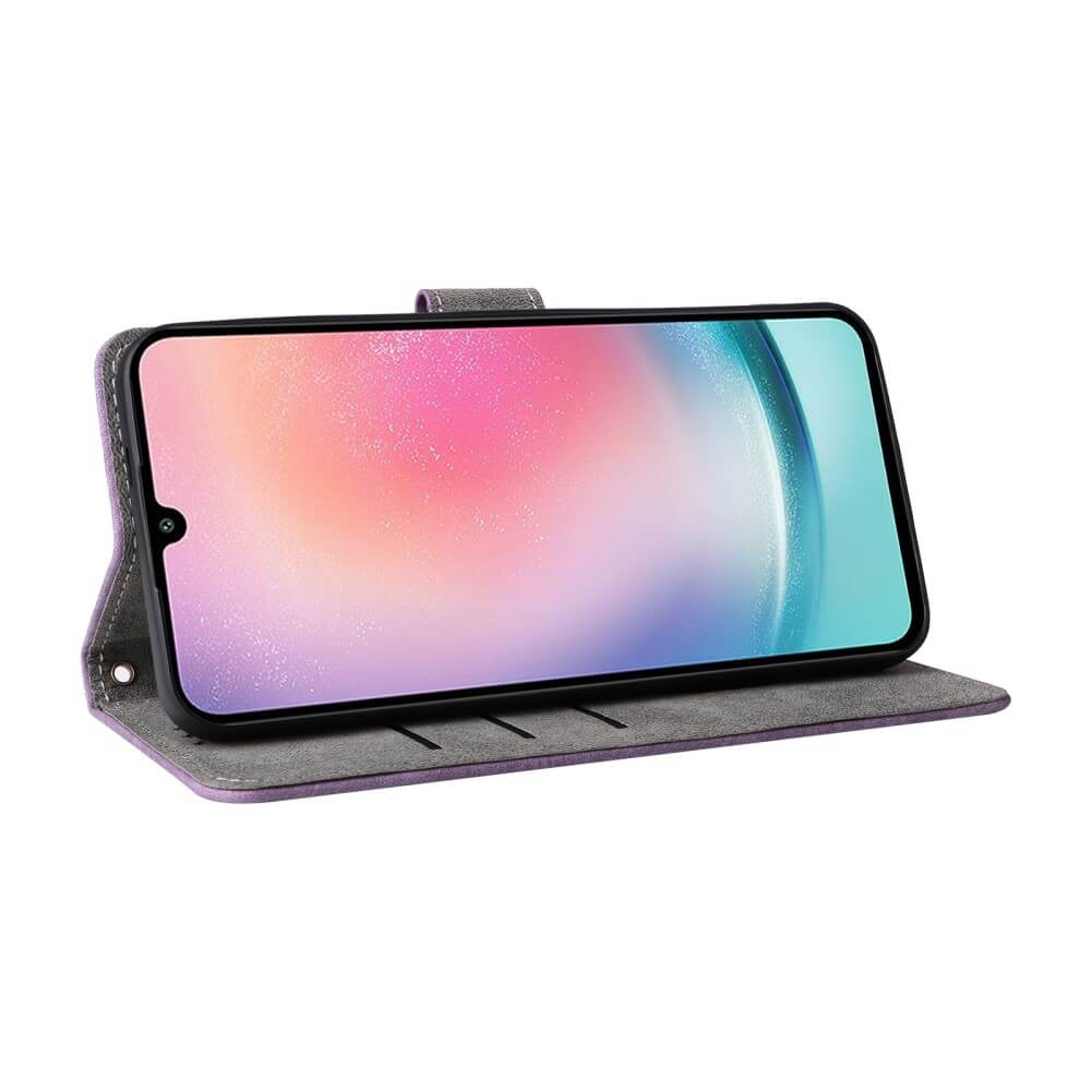 Uno smartphone in custodia viola, su sfondo bianco.