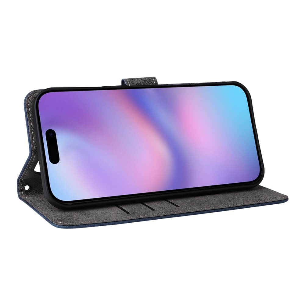 Uno smartphone in una custodia a libro blu scuro aperta che mostra uno sfondo colorato.