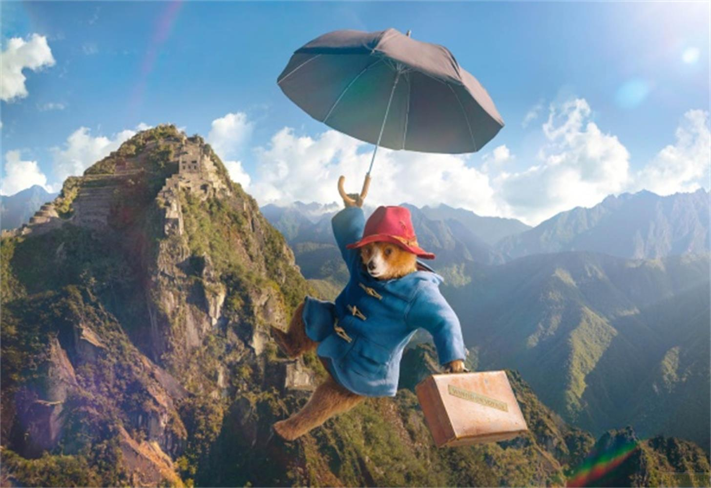 Paddington l'orso vola con un ombrello sopra Machu Picchu.