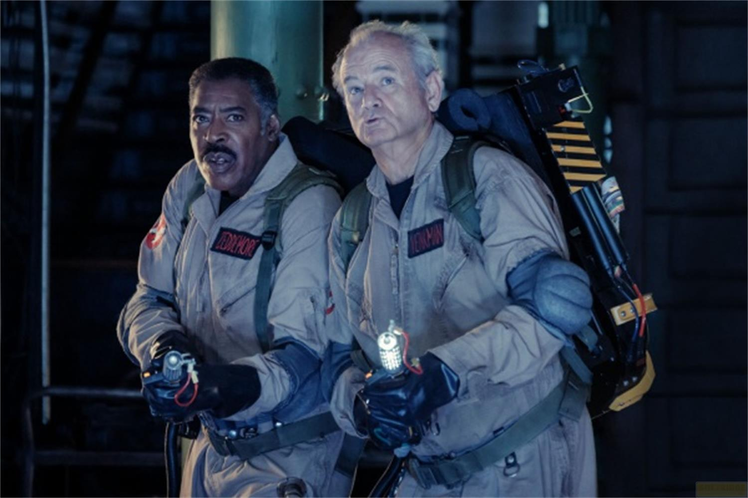 Due uomini in uniforme di Ghostbusters con zaini protonici e misuratori P.K.E.