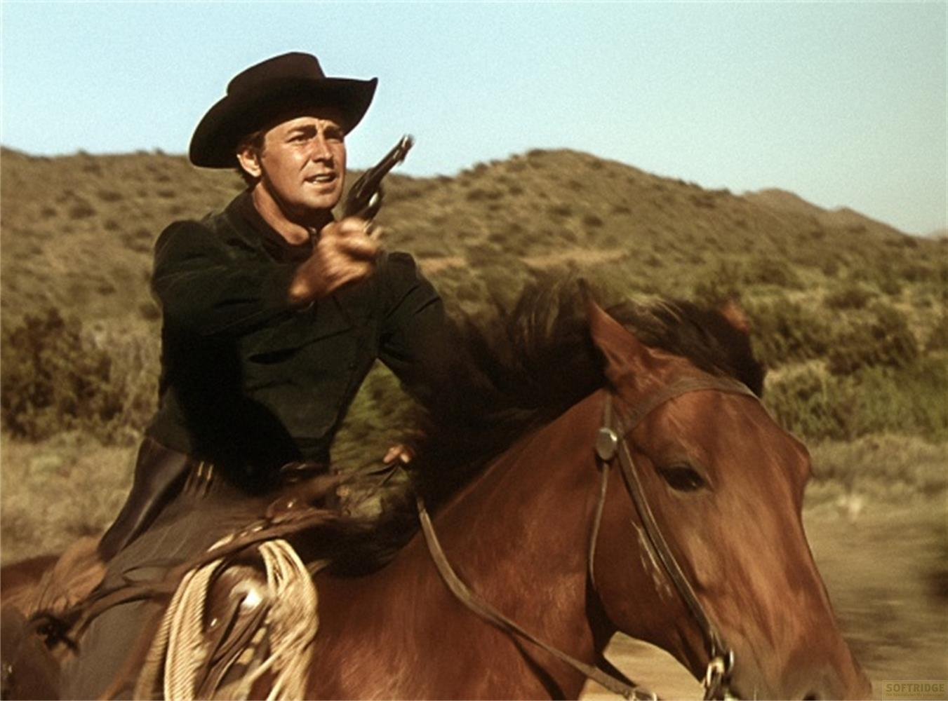 Un uomo con cappello da cowboy cavalca un cavallo marrone, tenendo una pistola.