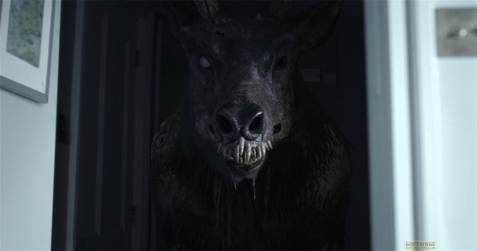 Creatura oscura con occhi bianchi e denti aguzzi che sbuca da una porta.