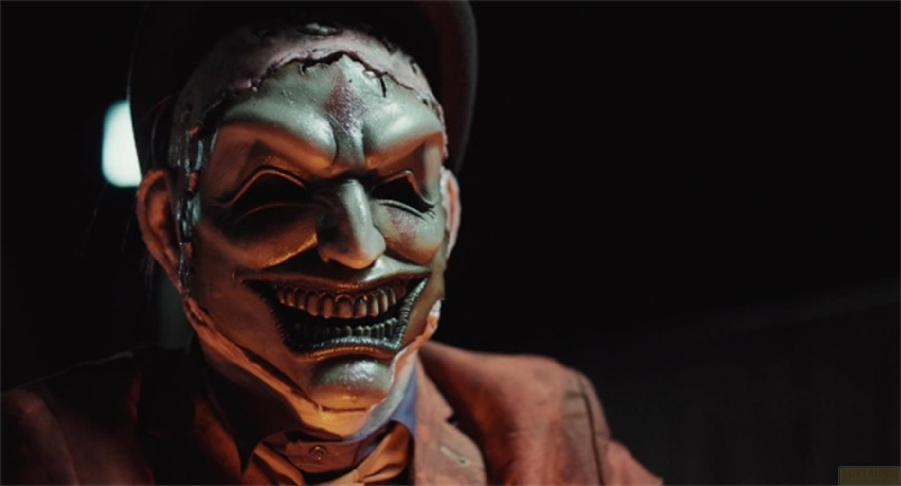Una maschera inquietante con cicatrici e un ampio sorriso nel buio.