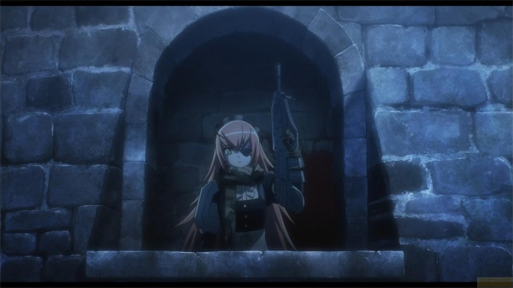 Anime-Figur mit langen roten Haaren, Augenklappe, hält eine Waffe.