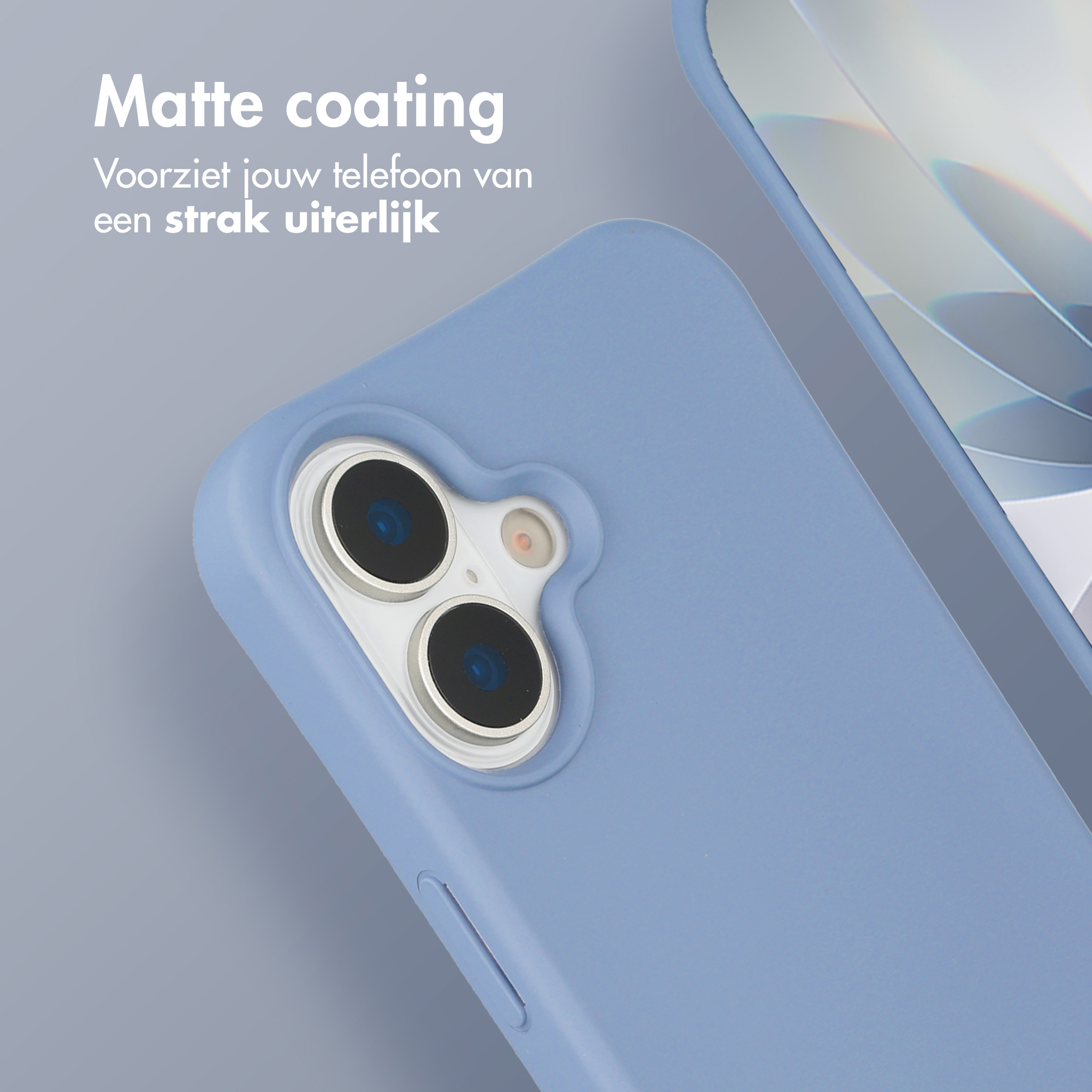 Een blauwe telefoonhoes met camera-opening en tekst.