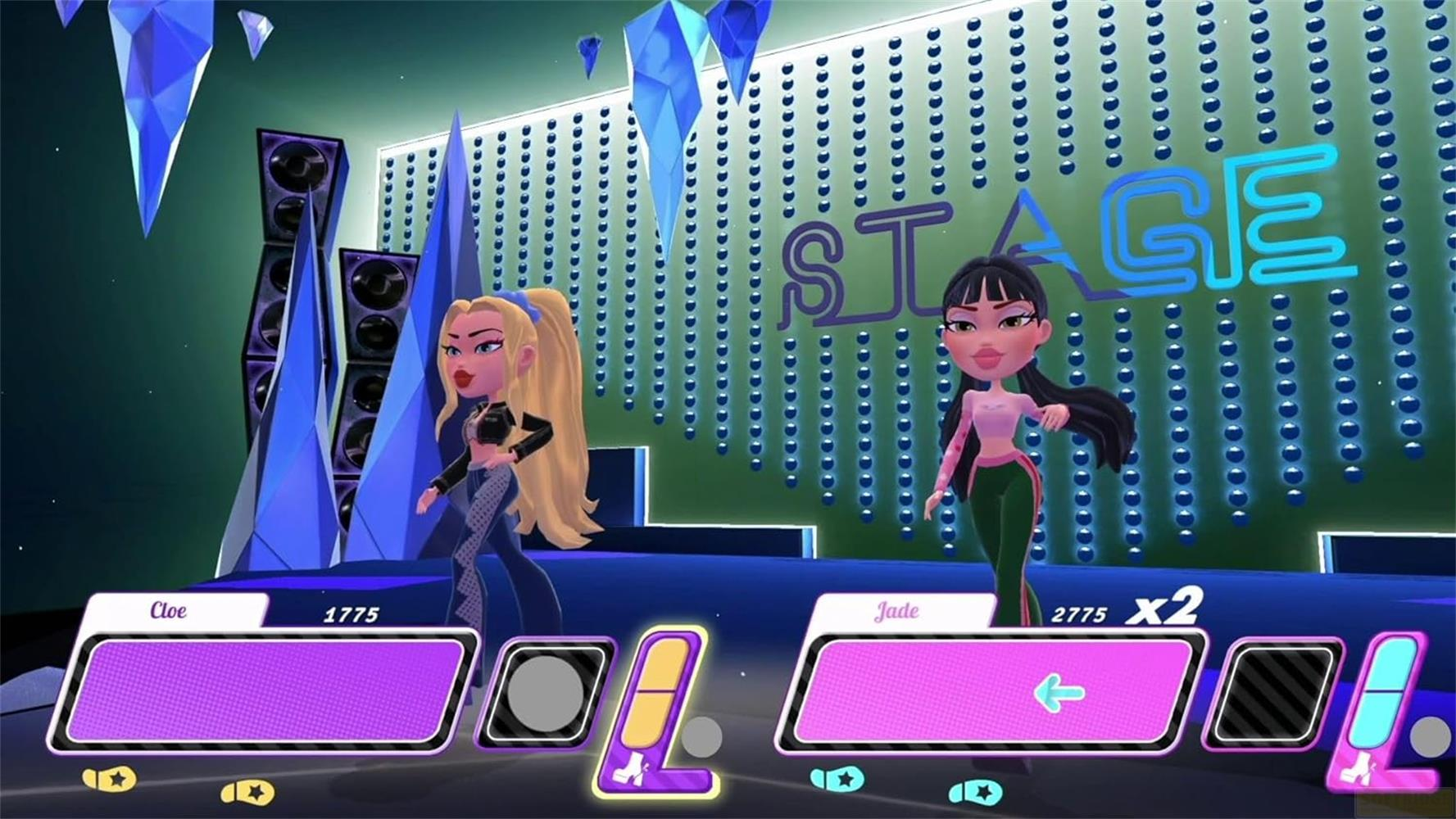 Due bambole Bratz su un palco con decorazioni di cristallo e luci.