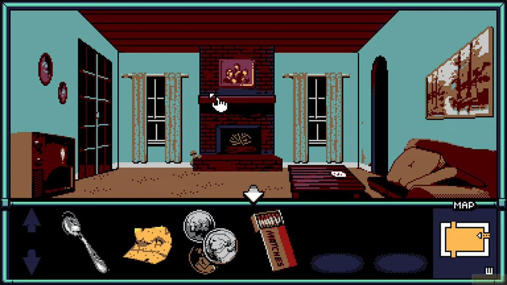 Vista pixelata di un soggiorno con camino, divano, TV. Inventario in basso.