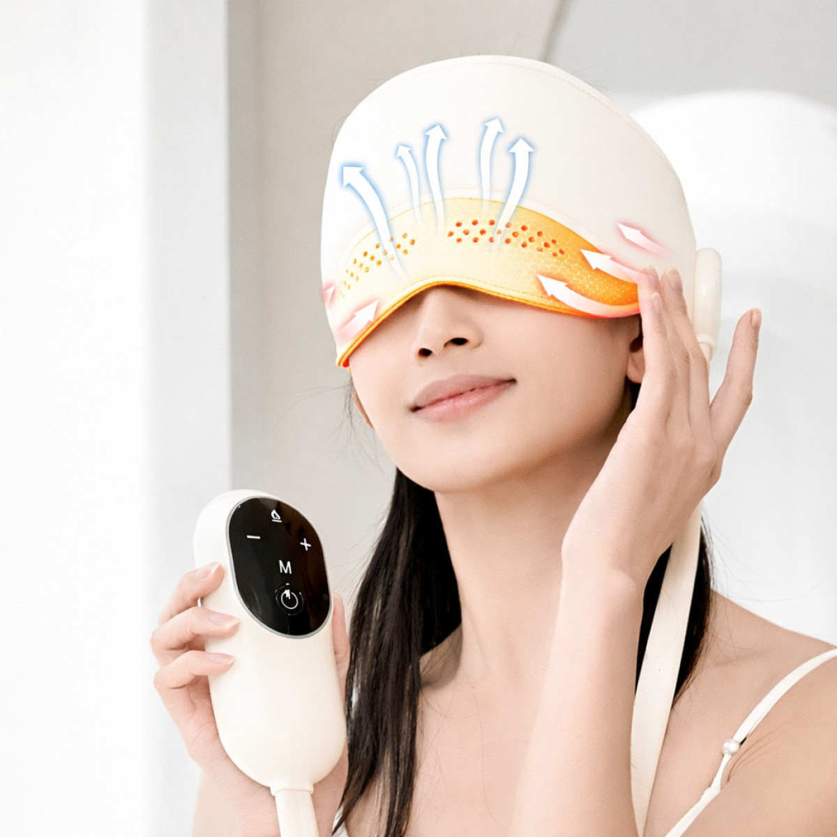 Kobieta nosi białą maskę na oczy z grafiką przepływu powietrza, trzymając białe urządzenie sterujące.