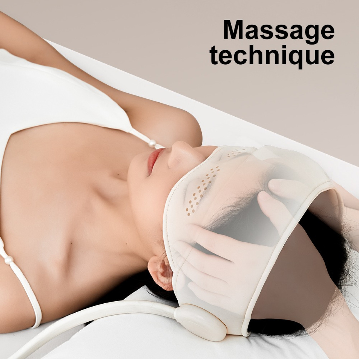 Kobieta leży na łóżku w masce na twarz zakrywającej oczy.