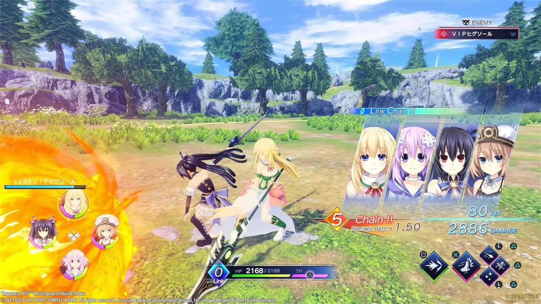 Personaggi anime combattono in un paesaggio verde con fuoco ed elementi UI.