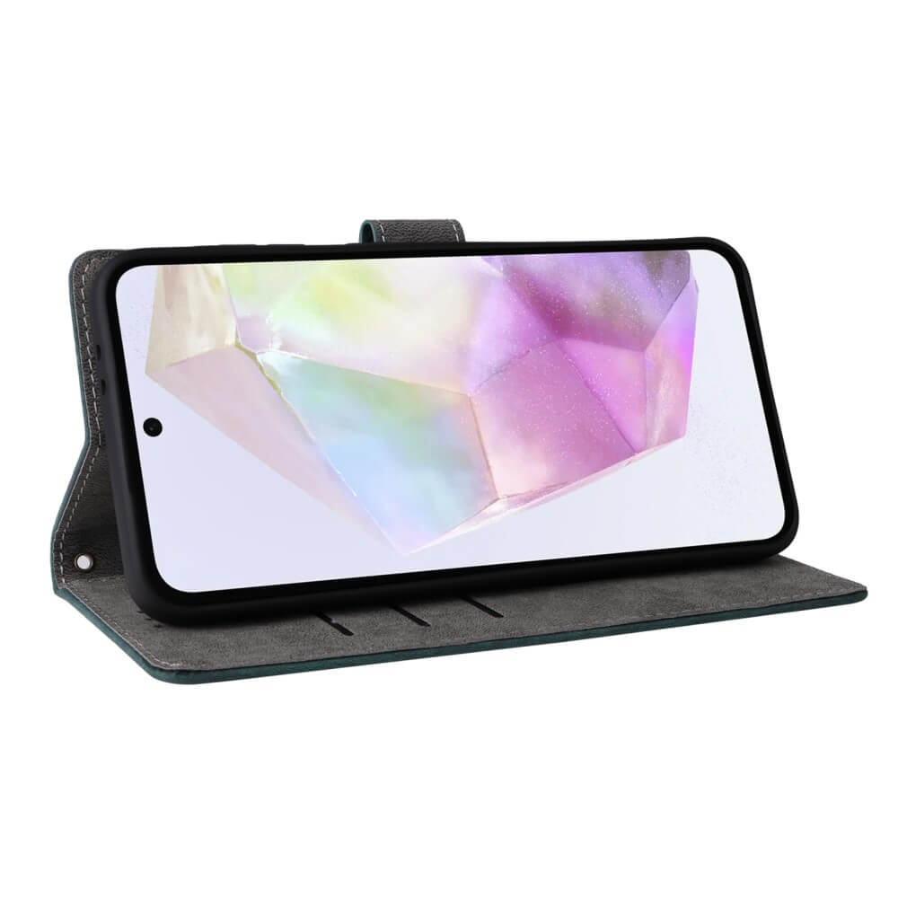 Uno smartphone in una custodia a flip verde scuro con schermo di cristallo astratto.