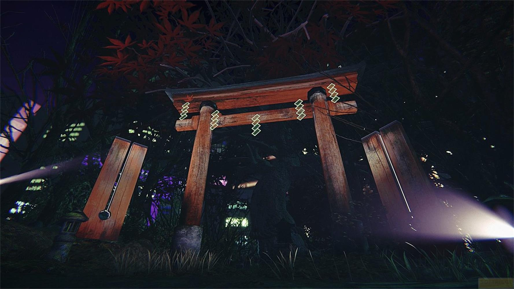 Une porte Torii en bois dans le noir avec des feuilles rouges et des lumières.