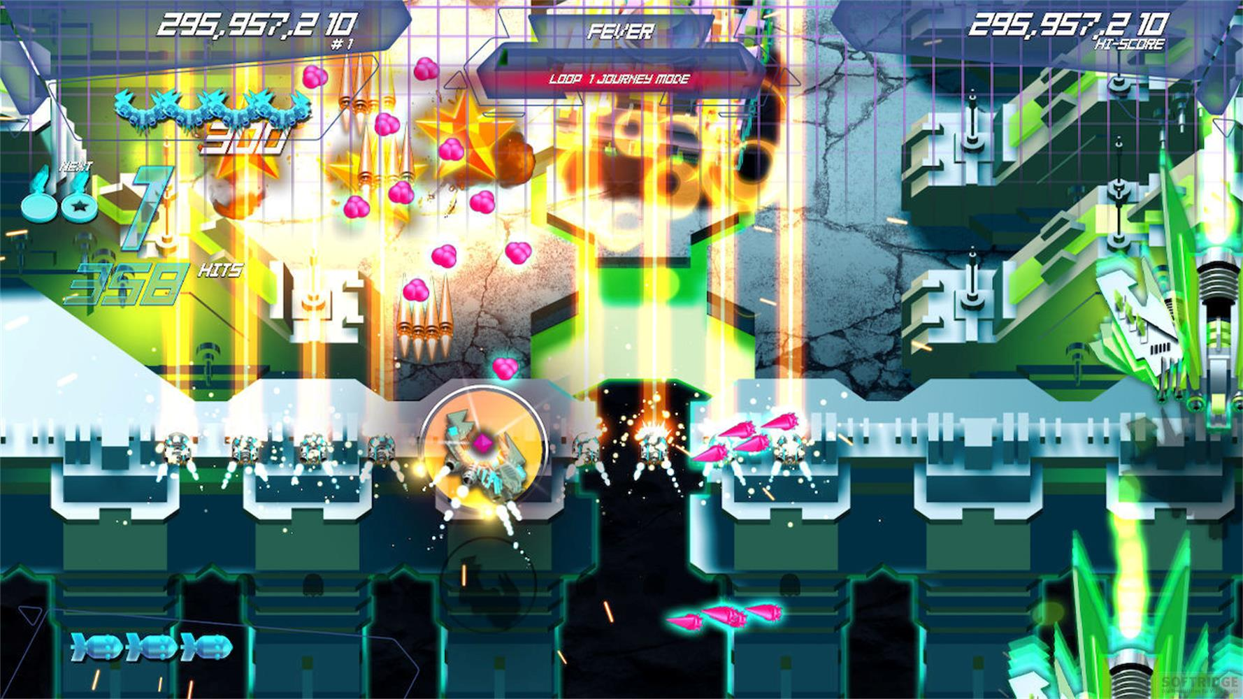 Schermata di gioco sci-fi con astronavi, effetti energetici e punteggio.