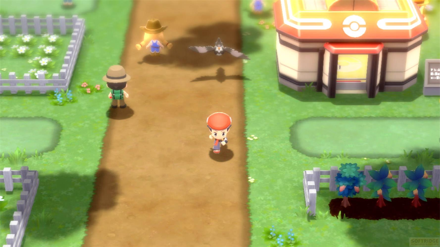 Un personnage joueur marche sur un chemin de terre devant un centre Pokémon et des jardins.