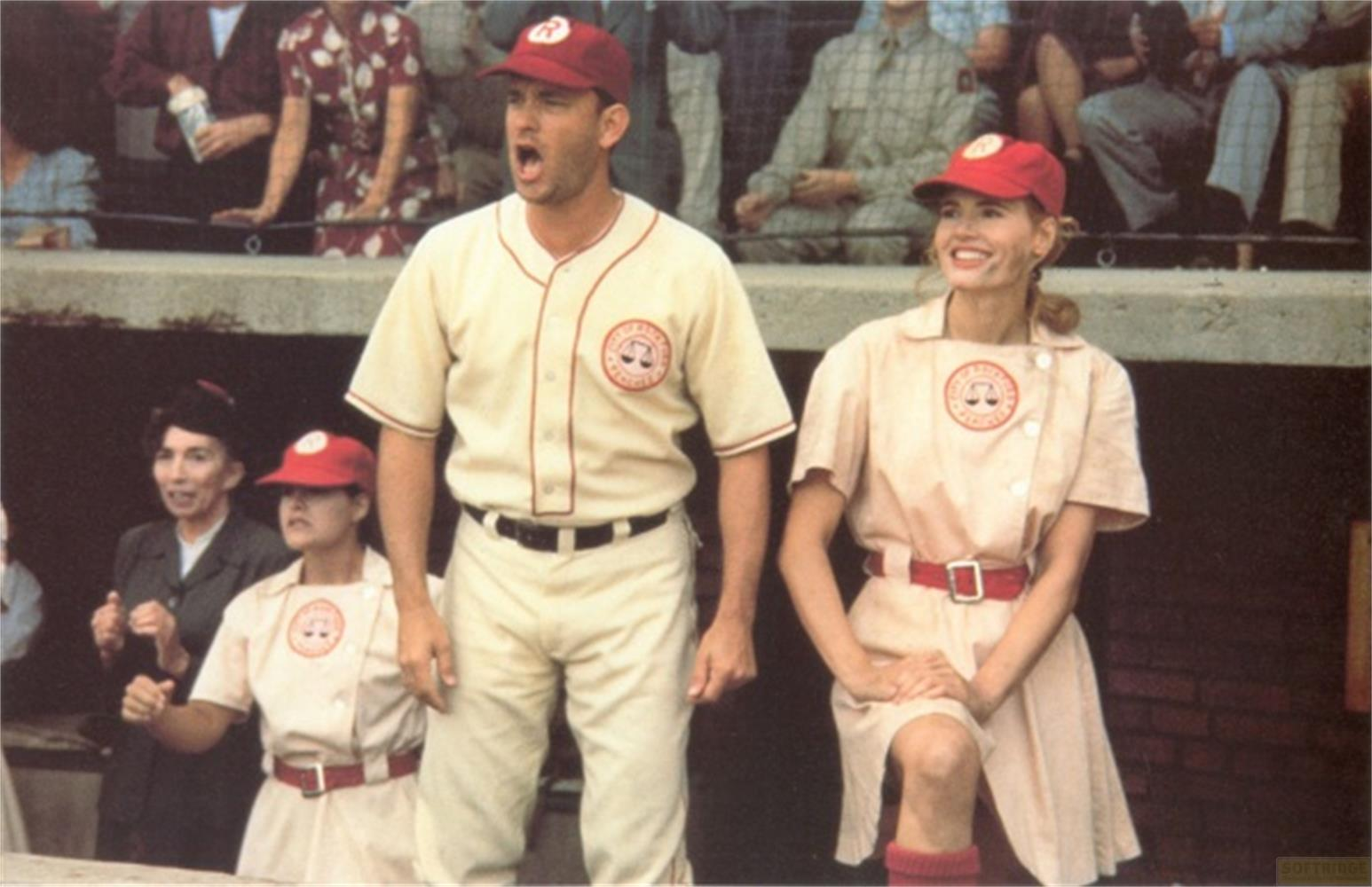 Ein Mann und eine Frau in Baseballuniformen stehen auf einer Tribüne.