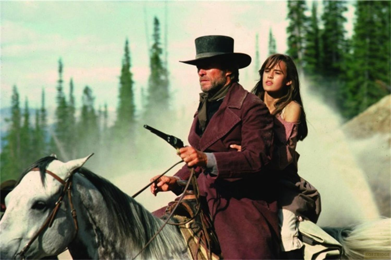 Un uomo con cappello e una donna a cavallo, tiene una pistola.