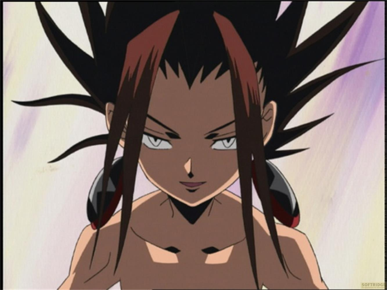 Anime-Junge mit schwarzen Haaren und roten Akzenten, ernster Blick.
